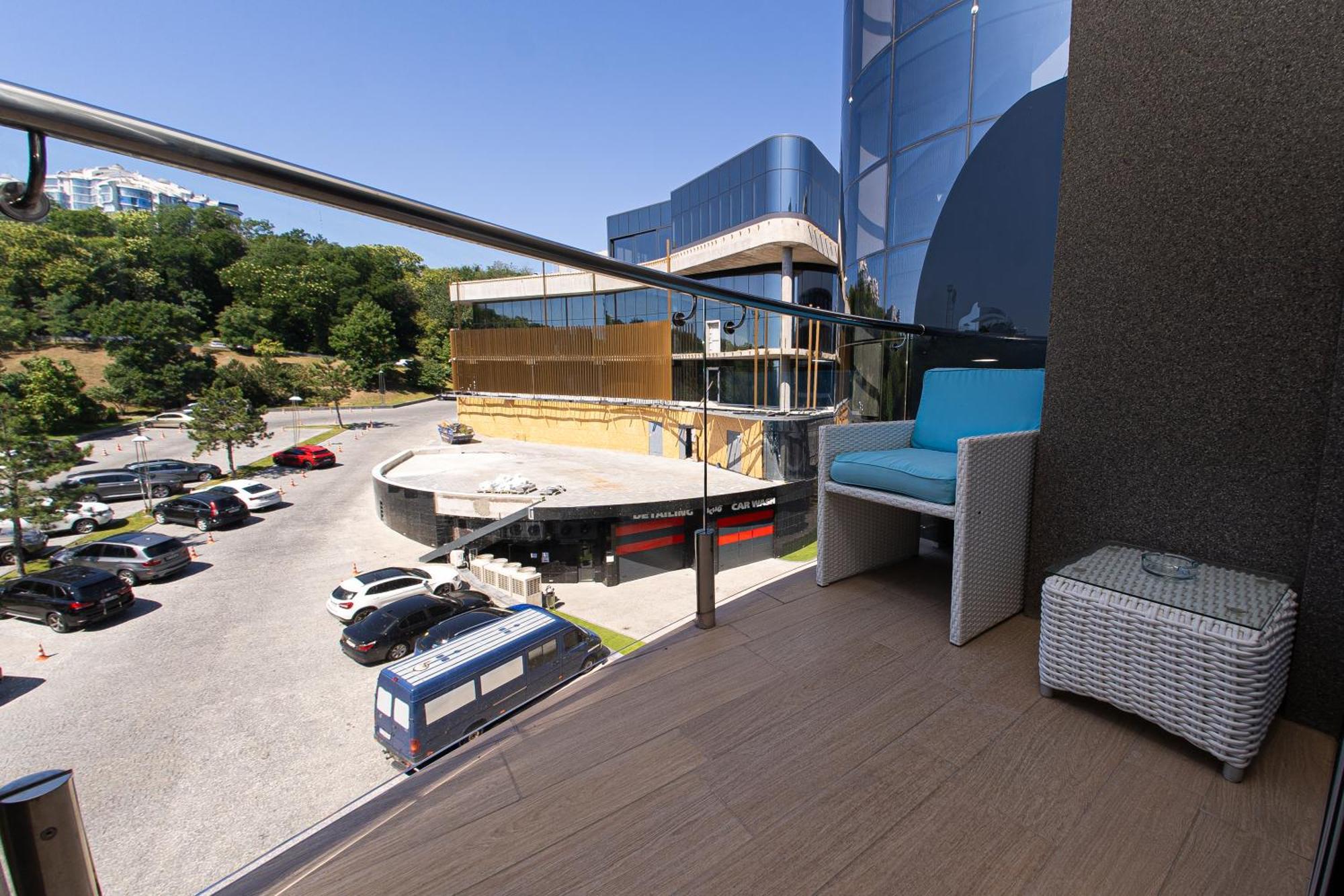 네모 호텔 리조트 앤 스파 오데사 외부 사진 A balcony