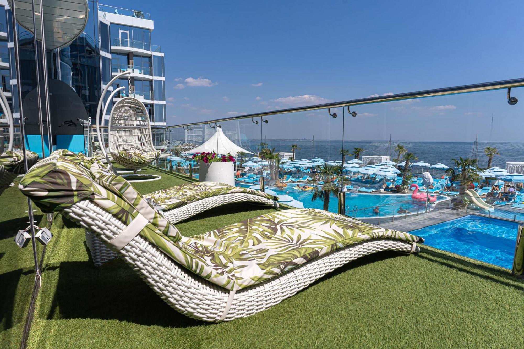 네모 호텔 리조트 앤 스파 오데사 객실 사진 Artificial grass on a balcony