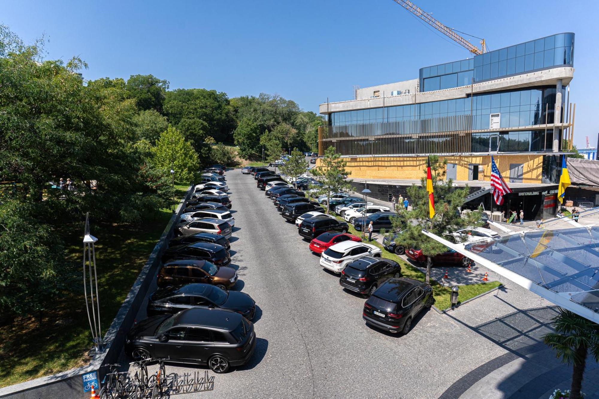 네모 호텔 리조트 앤 스파 오데사 객실 사진 The parking lot of the German National Museum of Football