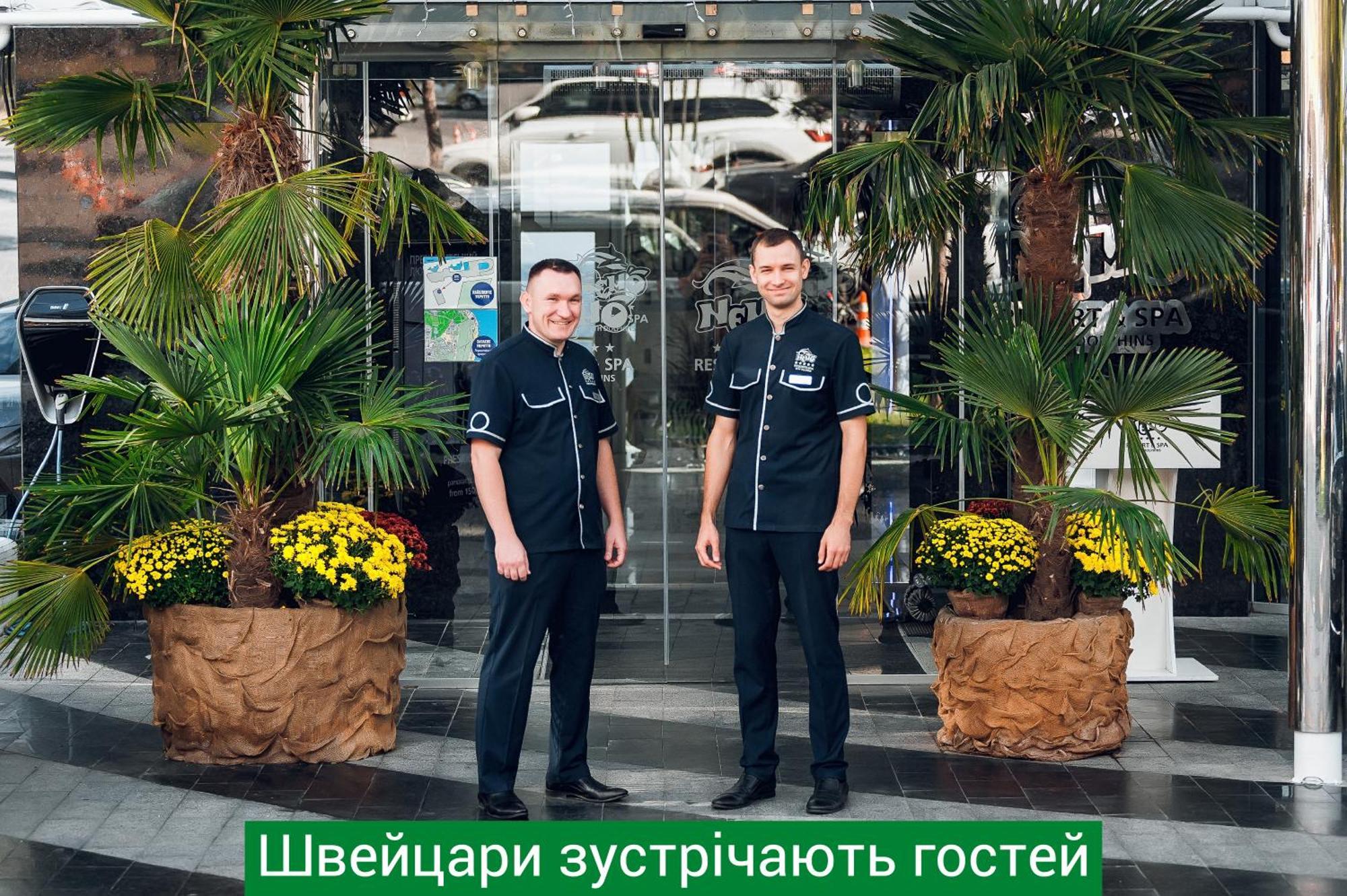 네모 호텔 리조트 앤 스파 오데사 외부 사진 Concierge at the entrance of a hotel in Kiev, Ukraine